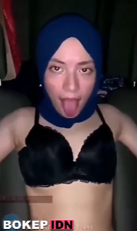 Bokep Indo cewe hijab kebelet sange pengen nyepong terus ngewe di mobil