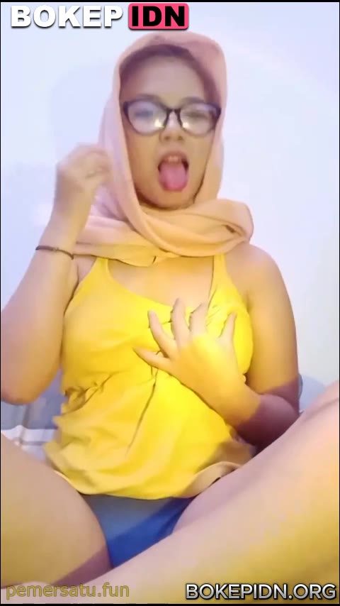 jilbab kacamata imut tobrut colmek sampai crot